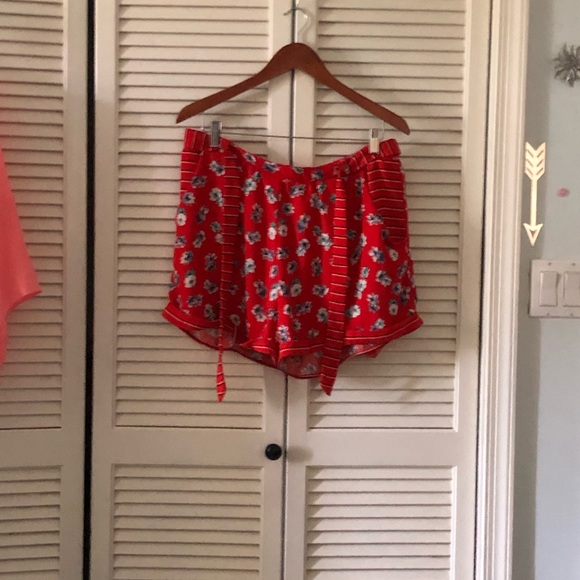 Gorgeous Red Floral Shorts Size XL - Picture 3 of 5